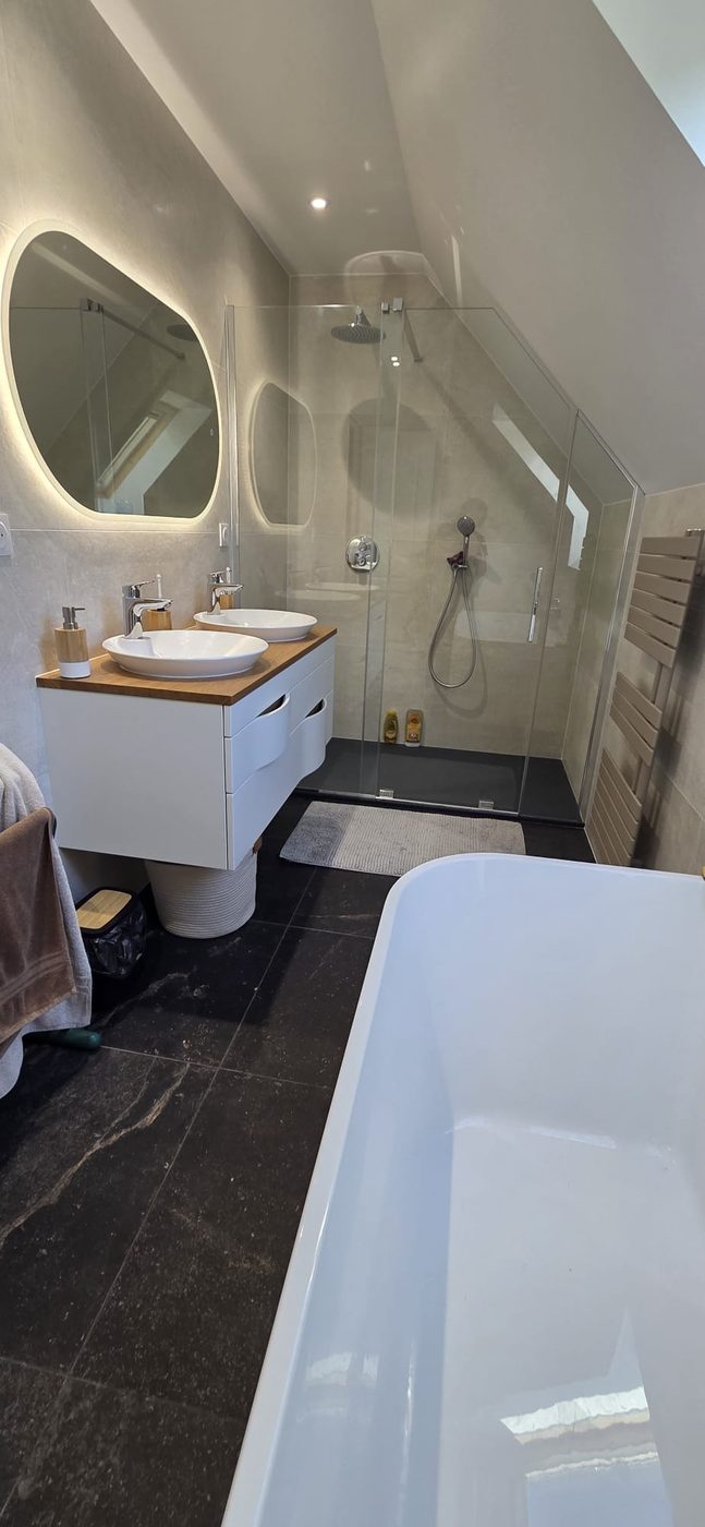 Douche, vasques et sol anthracite